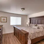 5D New Redcliff Condo, Pool & Hot Tub