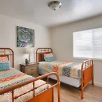6H Spacious Redcliff Condo, Pool & Hot Tub