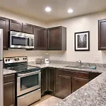 5H Our Redcliff Condo, Pool & Hot Tub