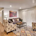 6H Spacious Redcliff Condo, Pool & Hot Tub