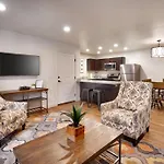 6H Spacious Redcliff Condo, Pool & Hot Tub