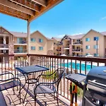 6H Spacious Redcliff Condo, Pool & Hot Tub