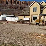 Moab Desert Home, 4 Bedroom Private House, Sleeps 10, Pet Friendly
