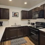6E Family Friendly Redcliff Condo, Pool & Hot Tub