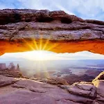 2K Top Floor Moab Redcliff Condo, Pool & Hot Tub