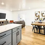 Near Downtown Stylish 2Br With Amazing Patio #1