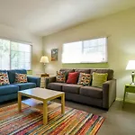 Inn 1 - Downtown 1 Bedroom Unit, Sleeps 6 With Shared Hot Tub