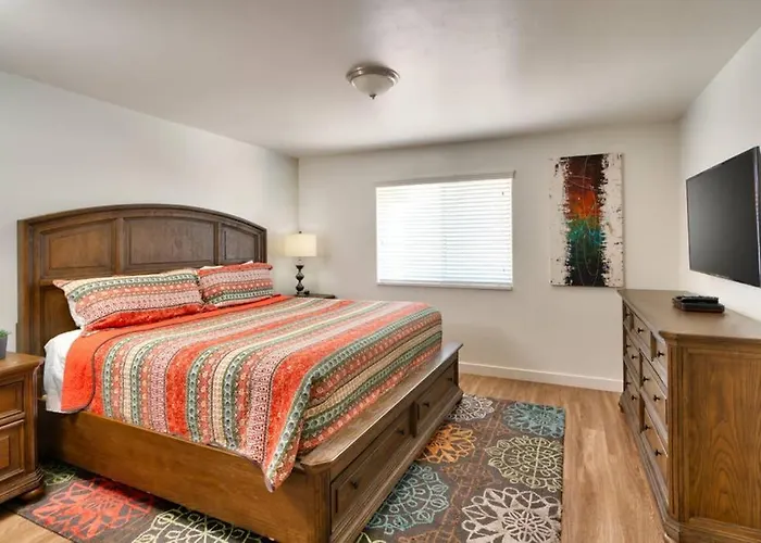 6H Spacious Redcliff Condo, Pool & Hot Tub