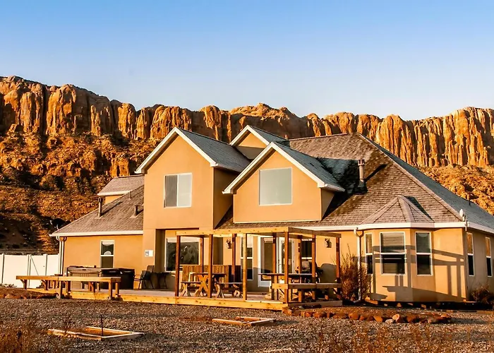 Moab Desert Home, 4 Bedroom Private House, Sleeps 10, Pet Friendly