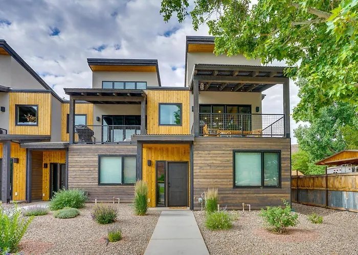Sleek And Modern Townhome, 3 Blocks To Main St!