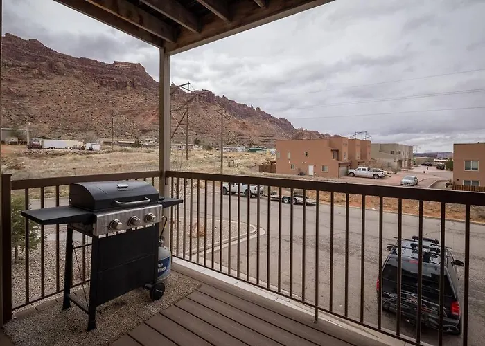 6E Family Friendly Redcliff Condo, Pool & Hot Tub