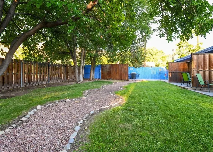 Adventure Haven Near Downtown - Rose Tree 3