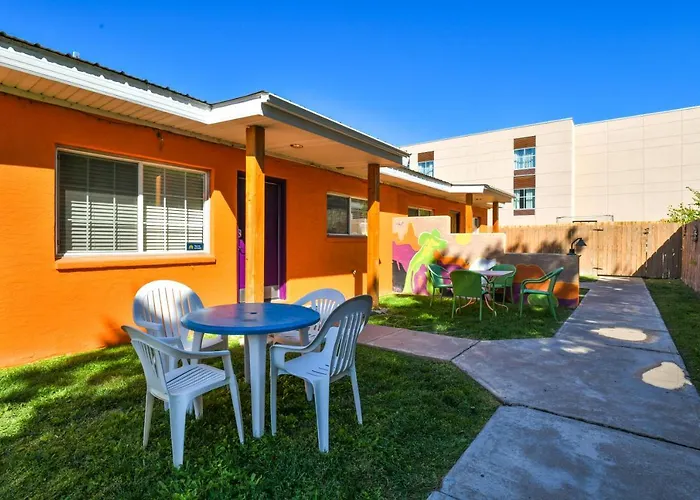 Inn 3 - Downtown 1 Bedroom Unit, Sleeps 6 With Shared Hot Tub