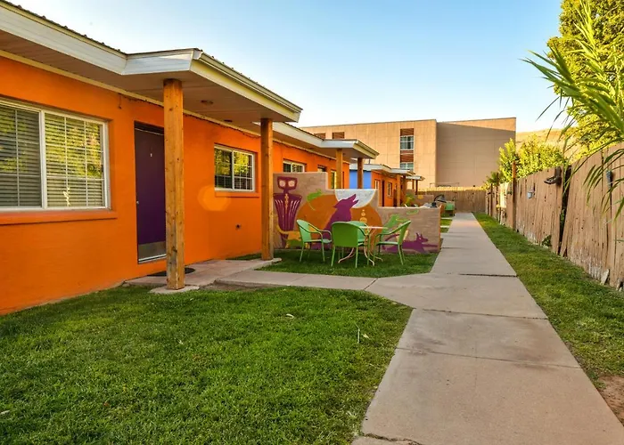 Inn 1 - Downtown 1 Bedroom Unit, Sleeps 6 With Shared Hot Tub