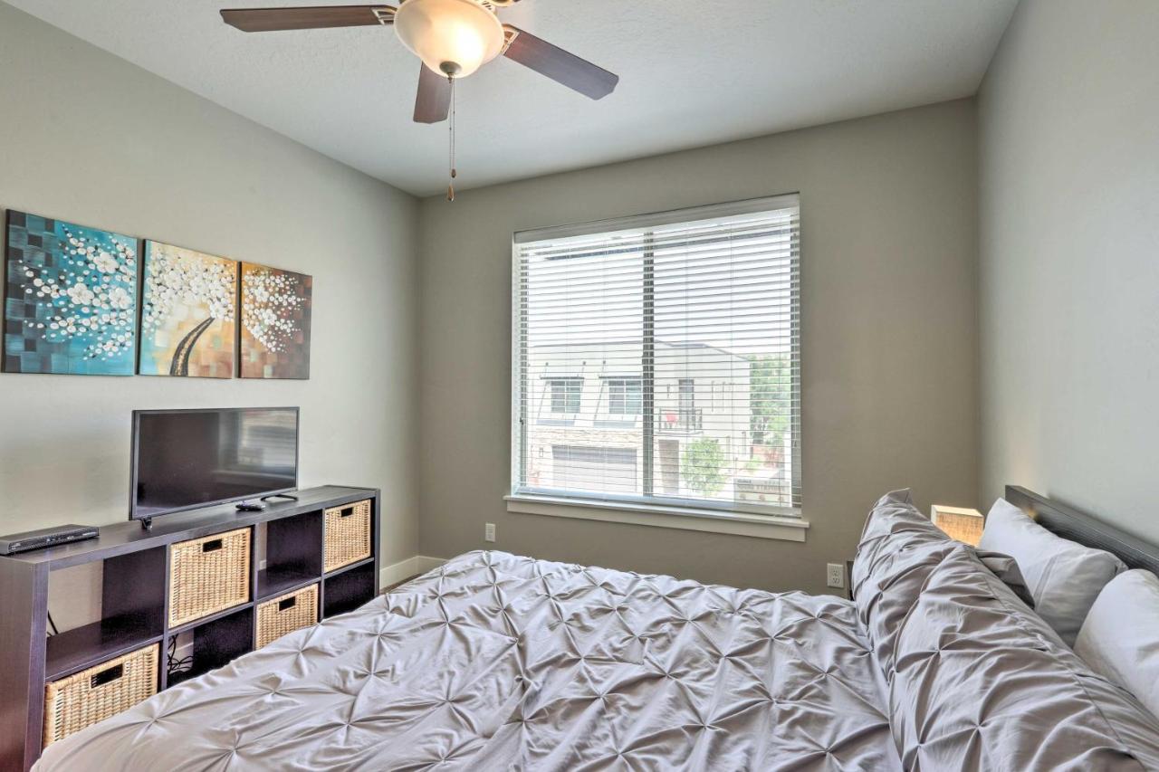 Luxury Downtown Townhome With Pool Access! Holiday home *