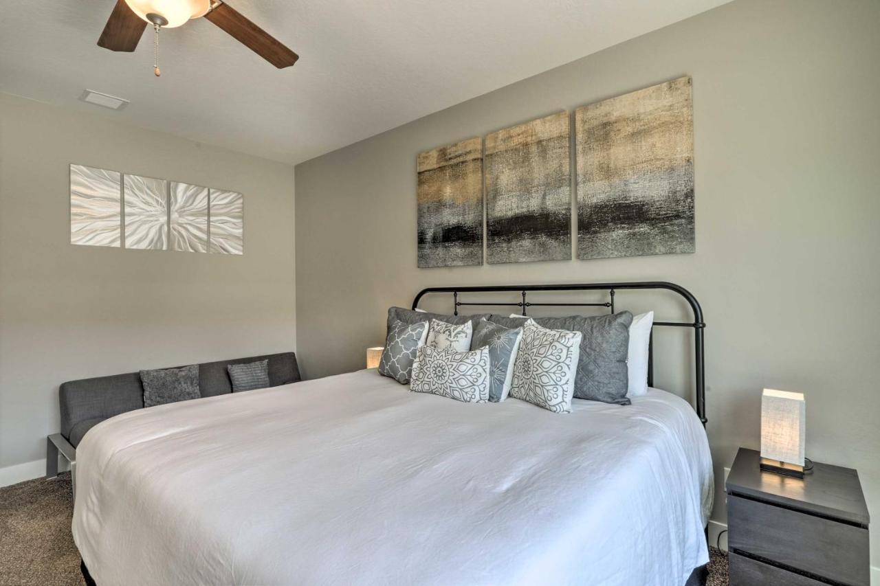 Luxury Downtown Townhome With Pool Access! Holiday home