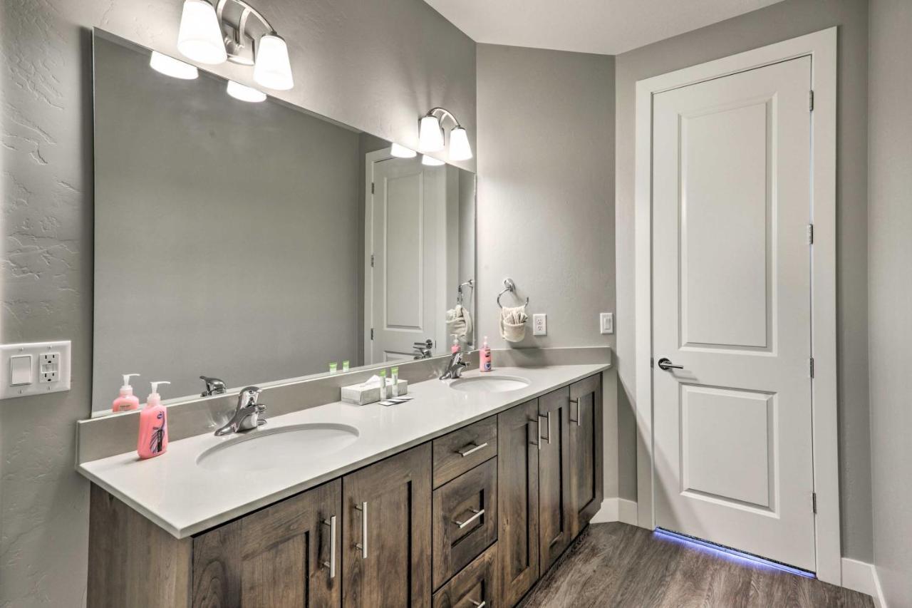 Luxury Downtown Townhome With Pool Access! Holiday home