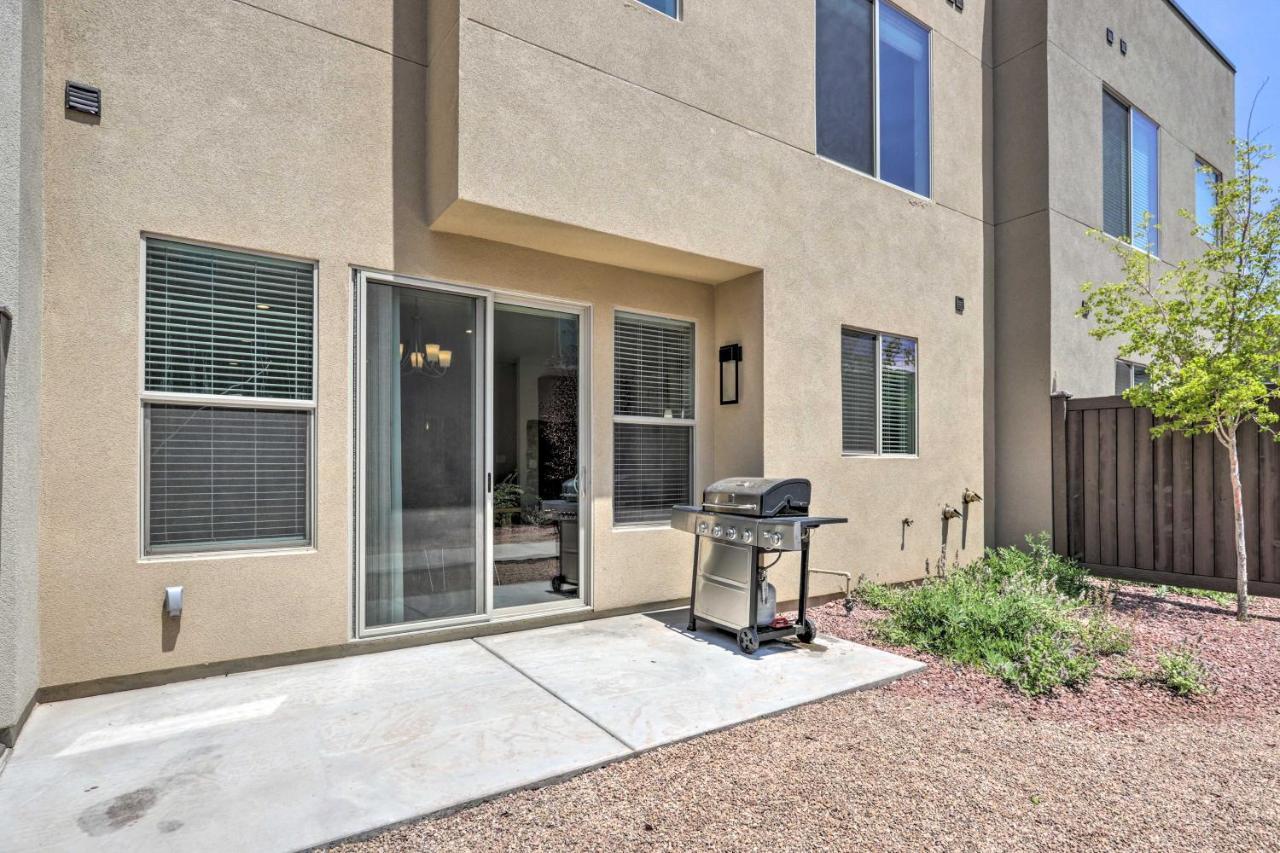 Luxury Downtown Townhome With Pool Access! Holiday home