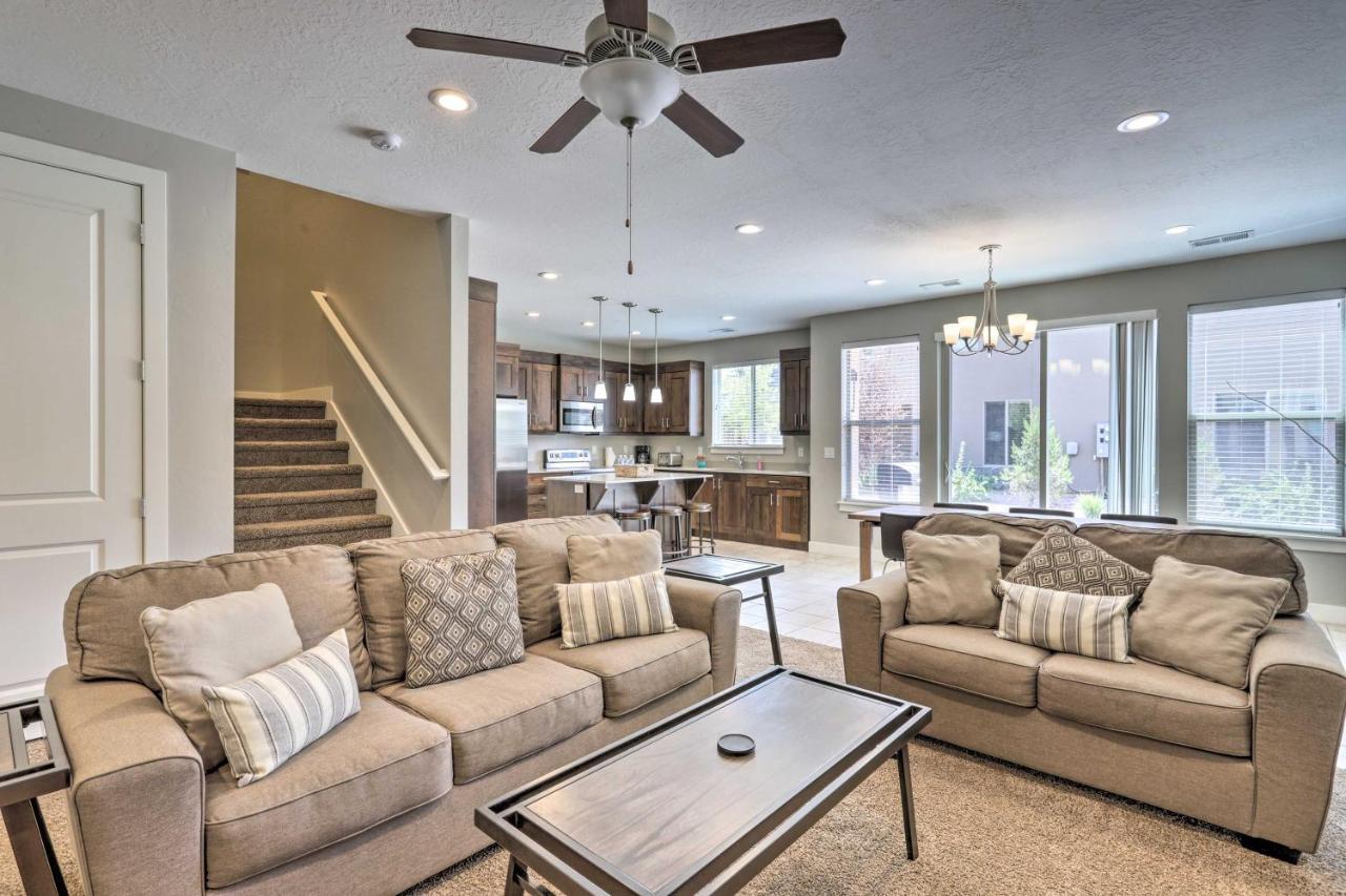 Luxury Downtown Townhome With Pool Access! Holiday home