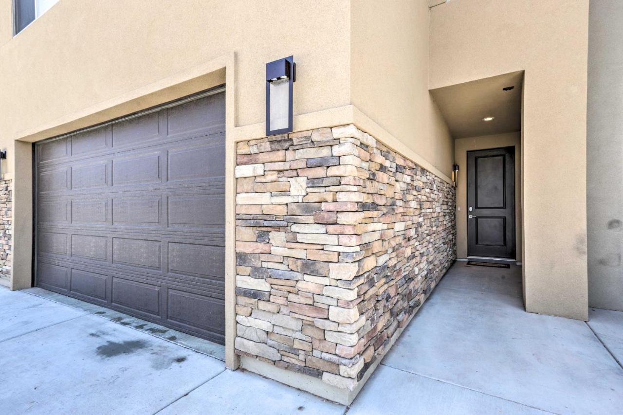Holiday home Luxury Downtown Townhome With Pool Access! Moab