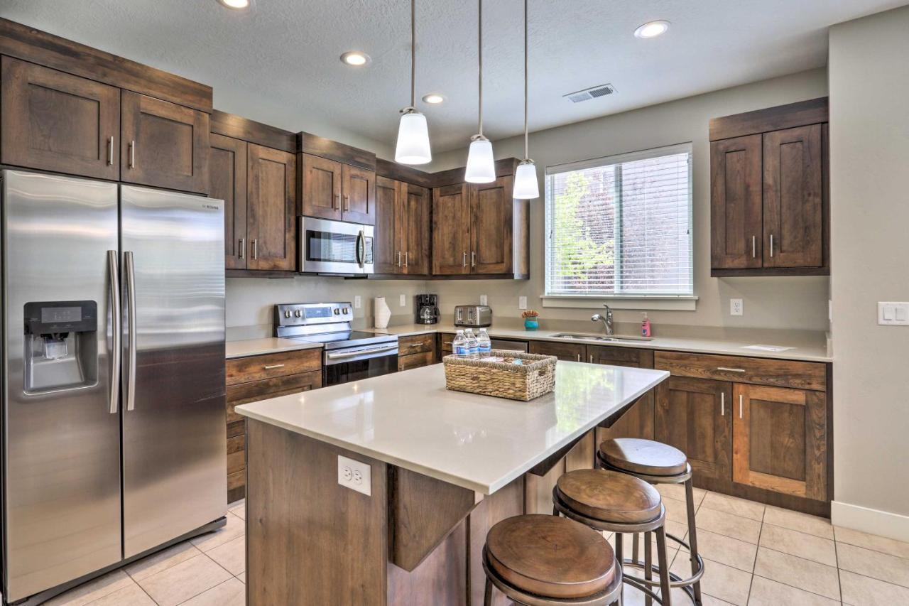 Luxury Downtown Townhome With Pool Access! Holiday home