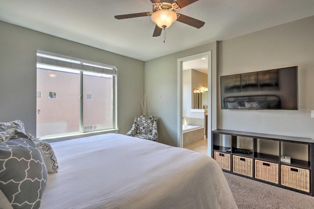 Luxury Downtown Townhome With Pool Access! Holiday home Moab