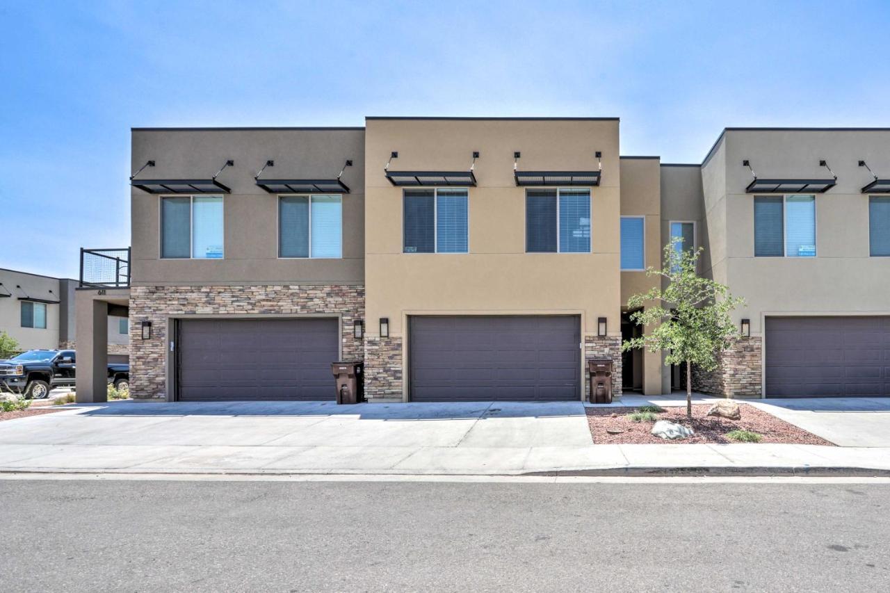 Luxury Downtown Townhome With Pool Access! Holiday home *
