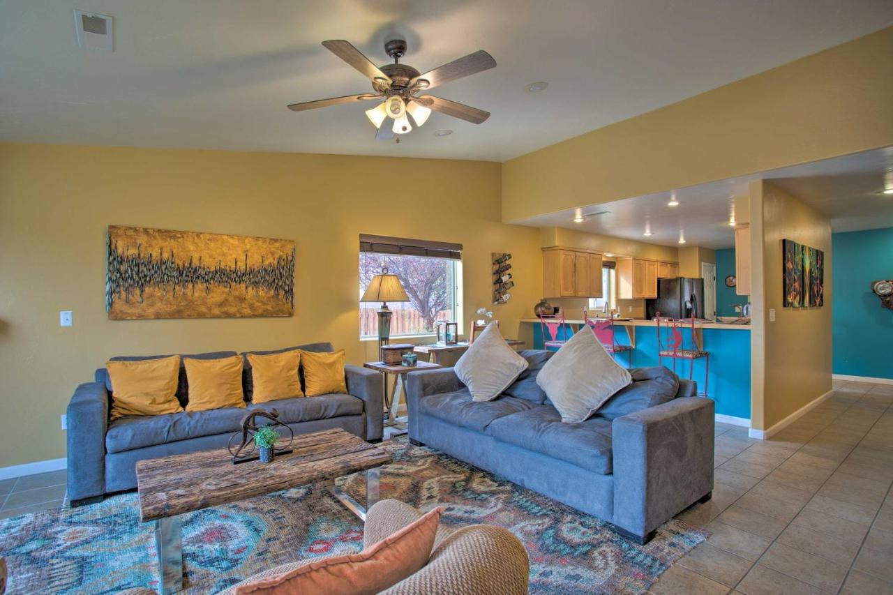 Modern Townhome With Shared Pool And Hot Tub! Holiday home Moab