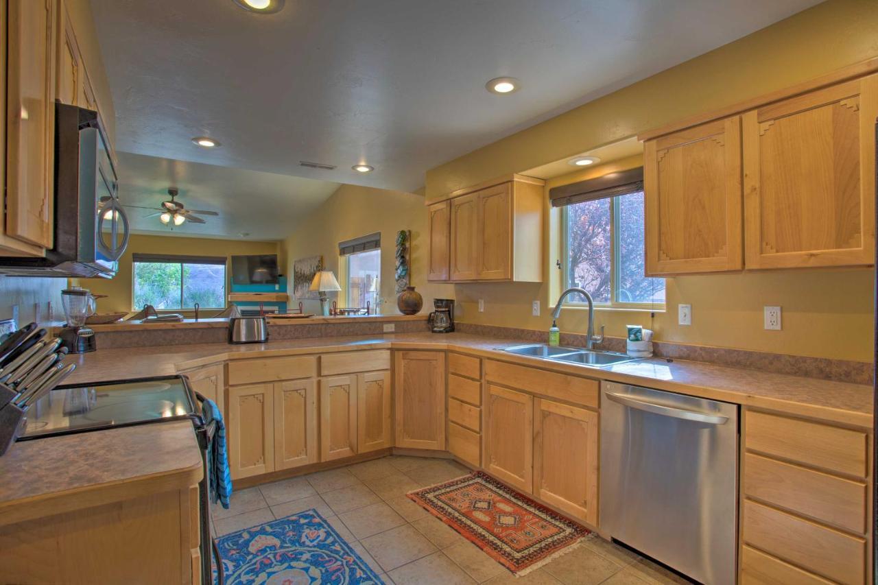 Holiday home Modern Townhome With Shared Pool And Hot Tub! *