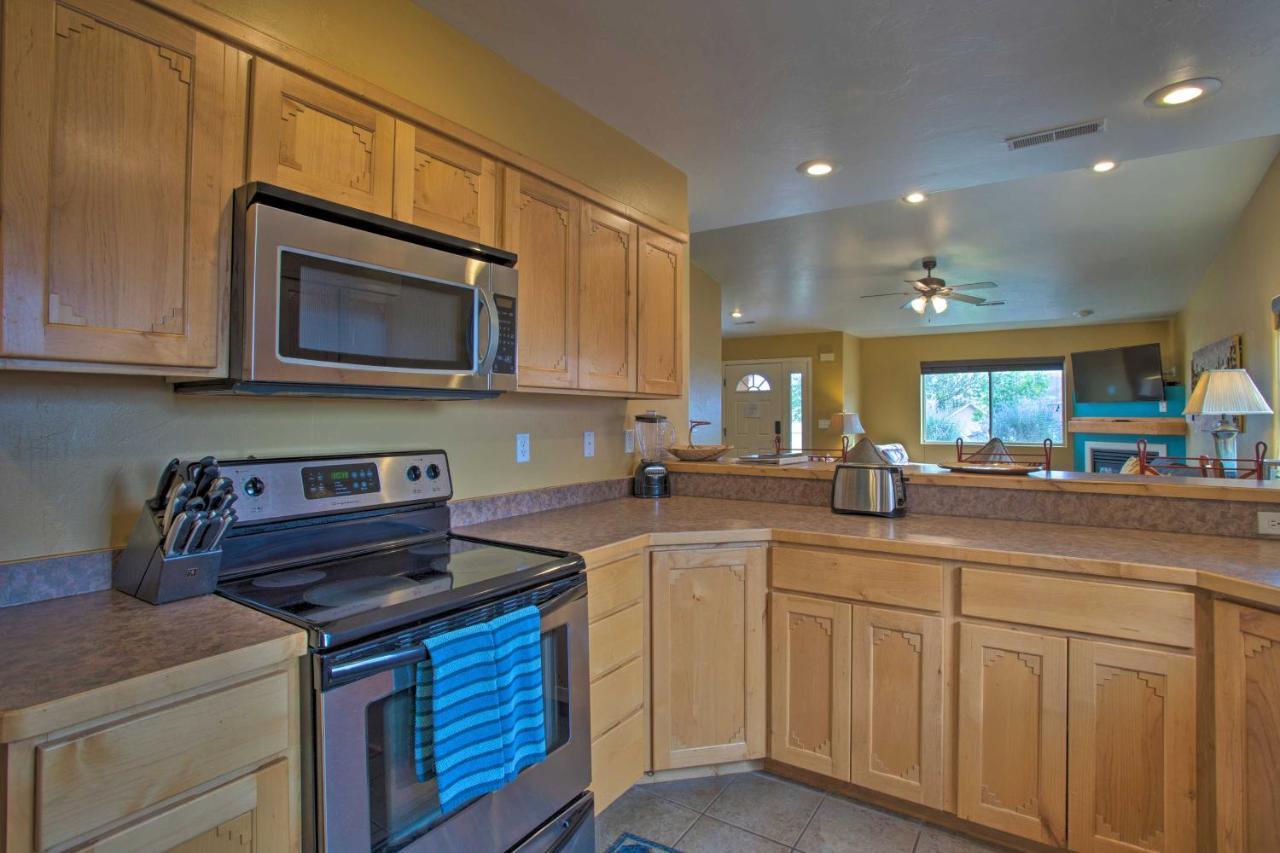 Modern Townhome With Shared Pool And Hot Tub! *