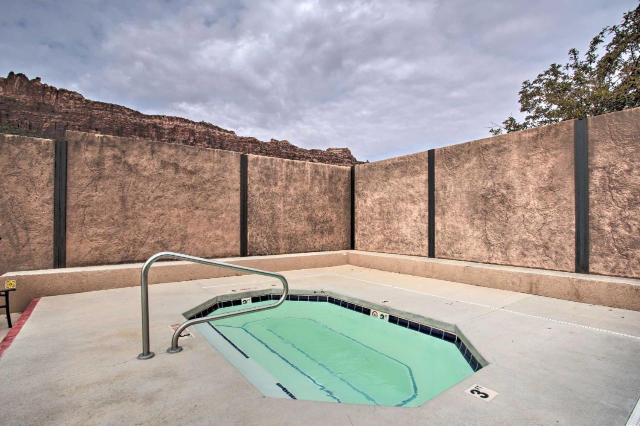 Modern Townhome With Shared Pool And Hot Tub!
