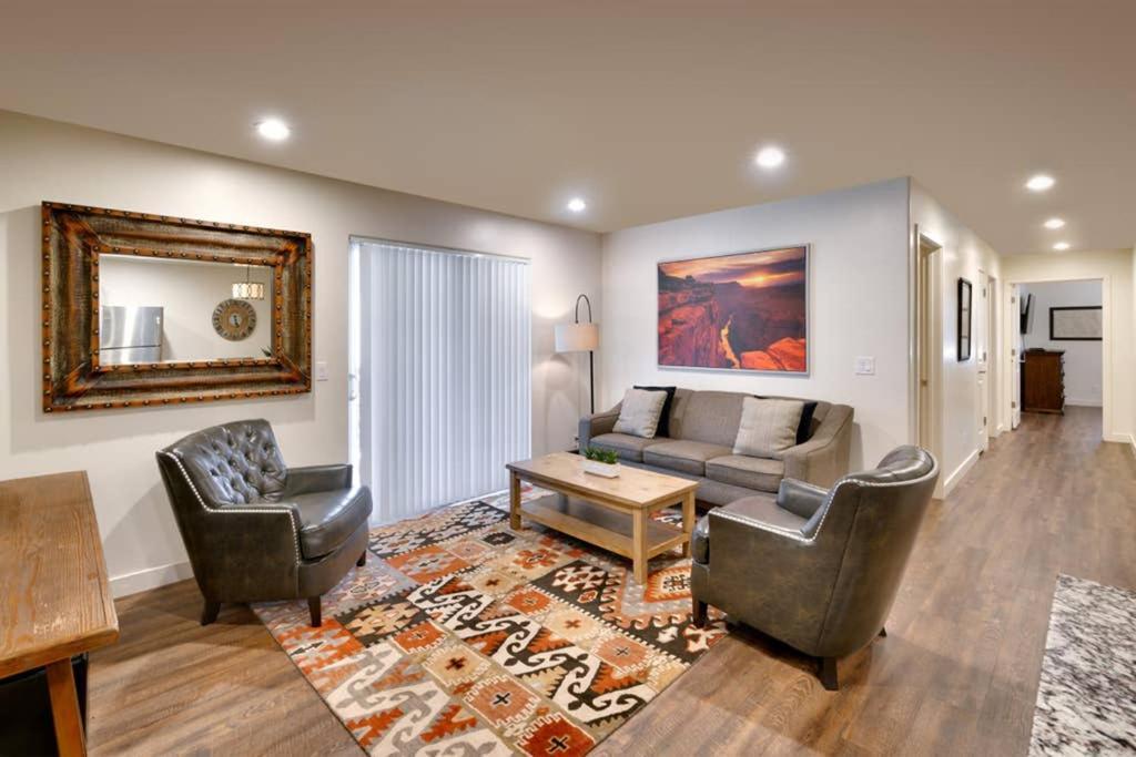5d New Redcliff Condo, Pool & Hot Tub