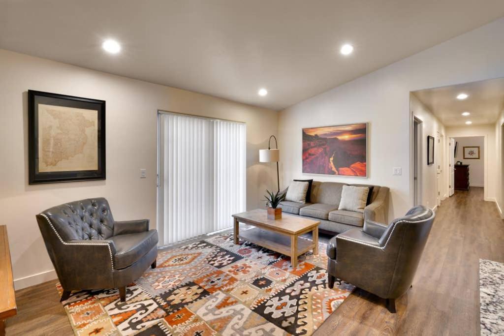 5j Floor Redcliff Condo, Pool & Hot Tub *