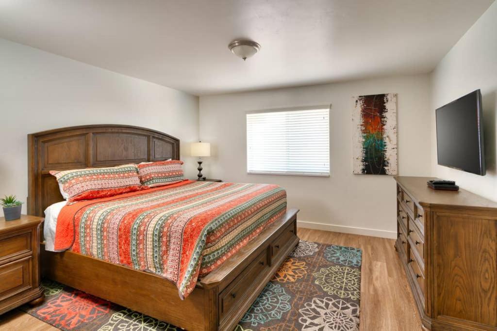 6h Spacious Redcliff Condo, Pool & Hot Tub