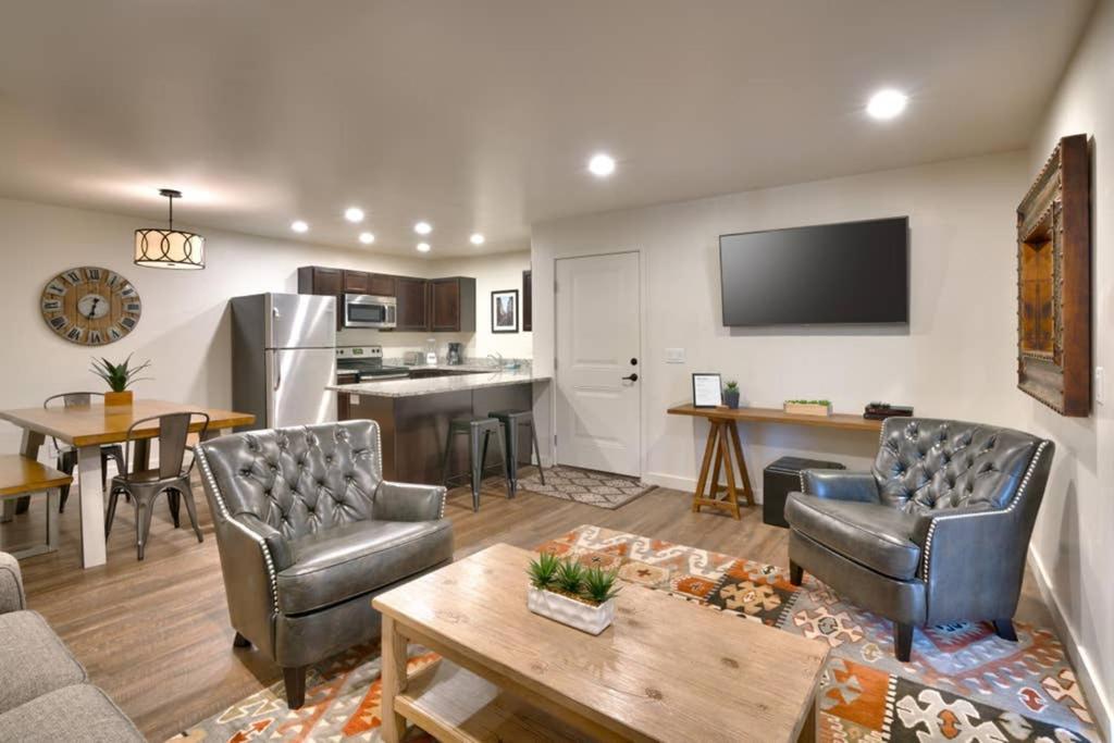 5g Perfect Redcliff Condo, Pool & Hot Tub Apartment