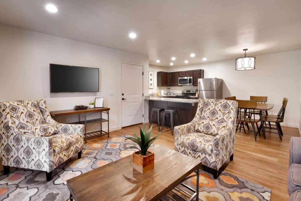 6h Spacious Redcliff Condo, Pool & Hot Tub