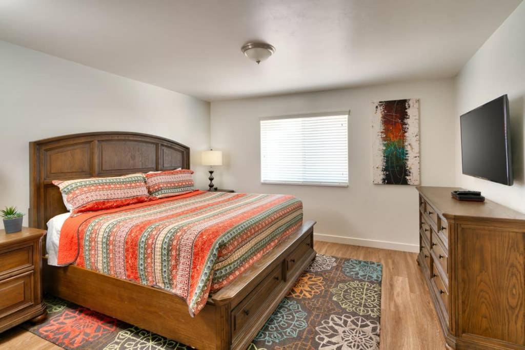 Apartment 6b Cozy Redcliff Condo, Pool & Hot Tub