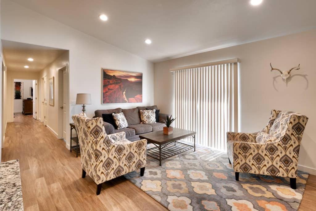 6l Floor Redcliff Condo, Pool & Hot Tub Apartment *