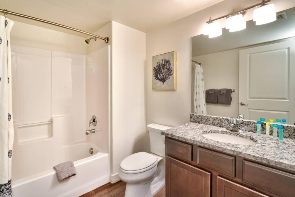 5h Our Redcliff Condo, Pool & Hot Tub