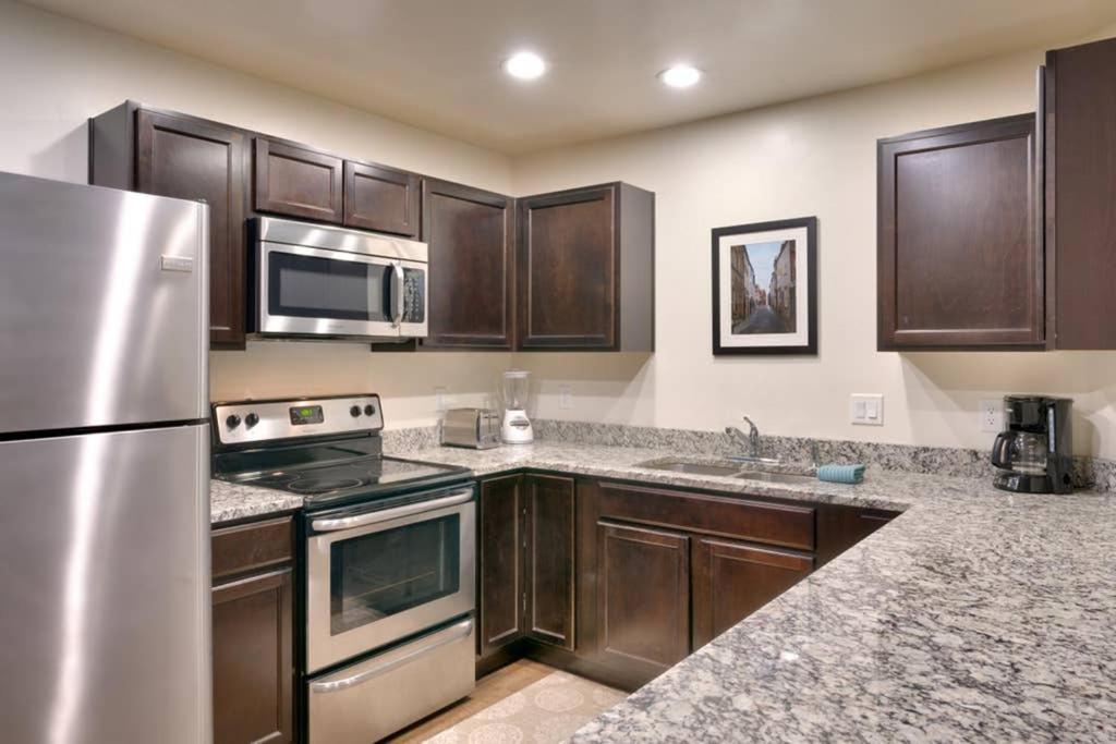 6h Spacious Redcliff Condo, Pool & Hot Tub Apartment