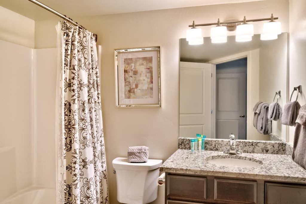 5j Floor Redcliff Condo, Pool & Hot Tub *