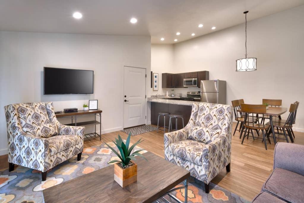 6l Floor Redcliff Condo, Pool & Hot Tub *