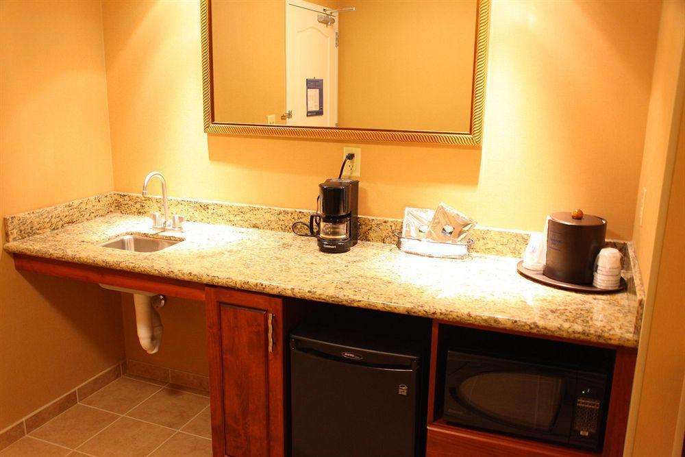 Hampton Arches National Park Hotel 3*