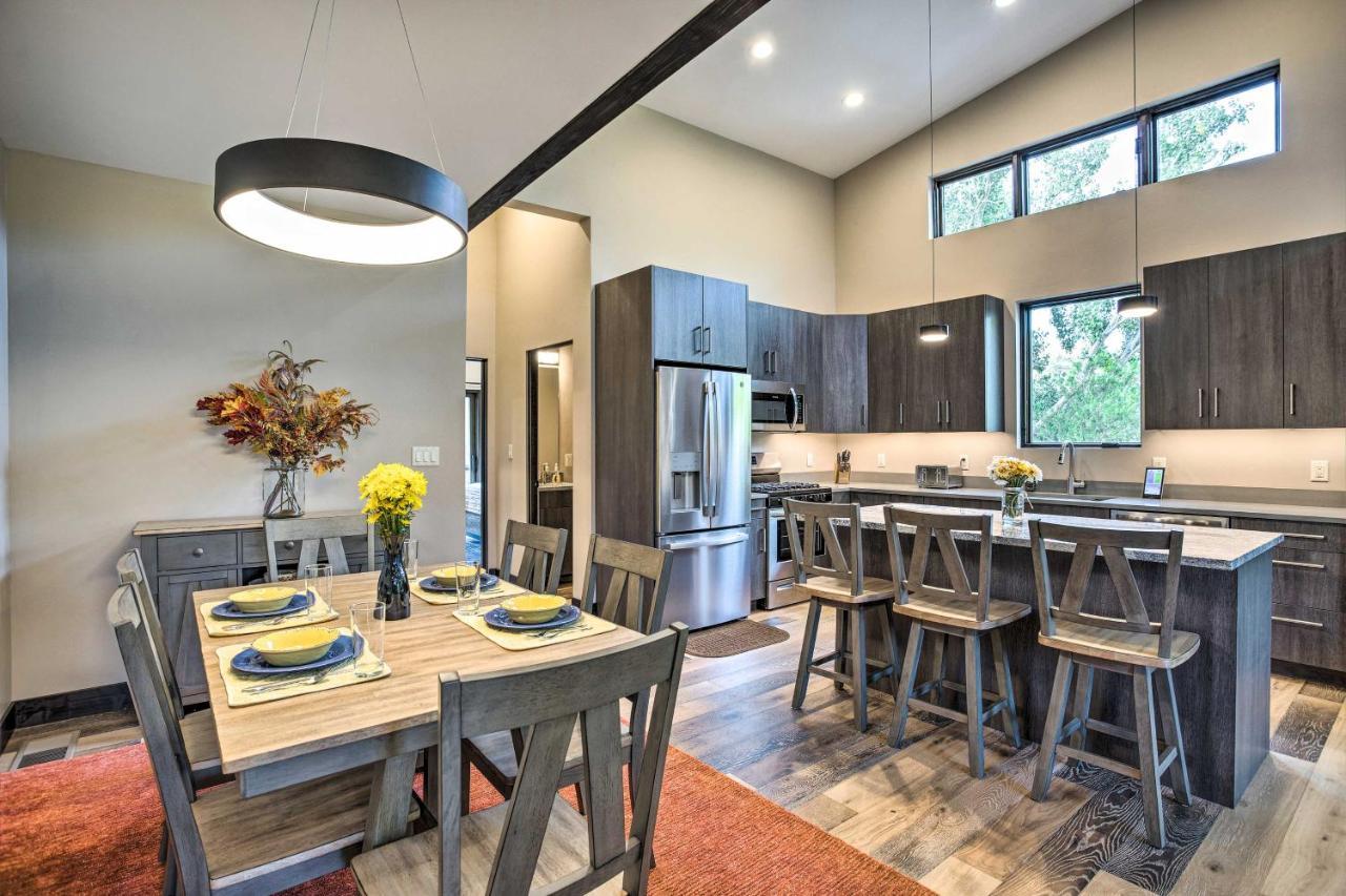 Holiday home Sleek And Modern Townhome, 3 Blocks To Main St!