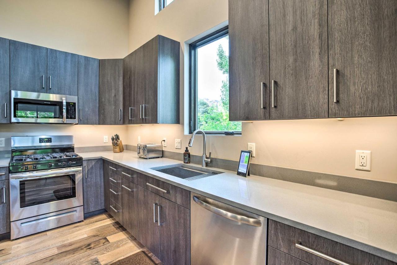Sleek And Modern Townhome, 3 Blocks To Main St! Holiday home Moab