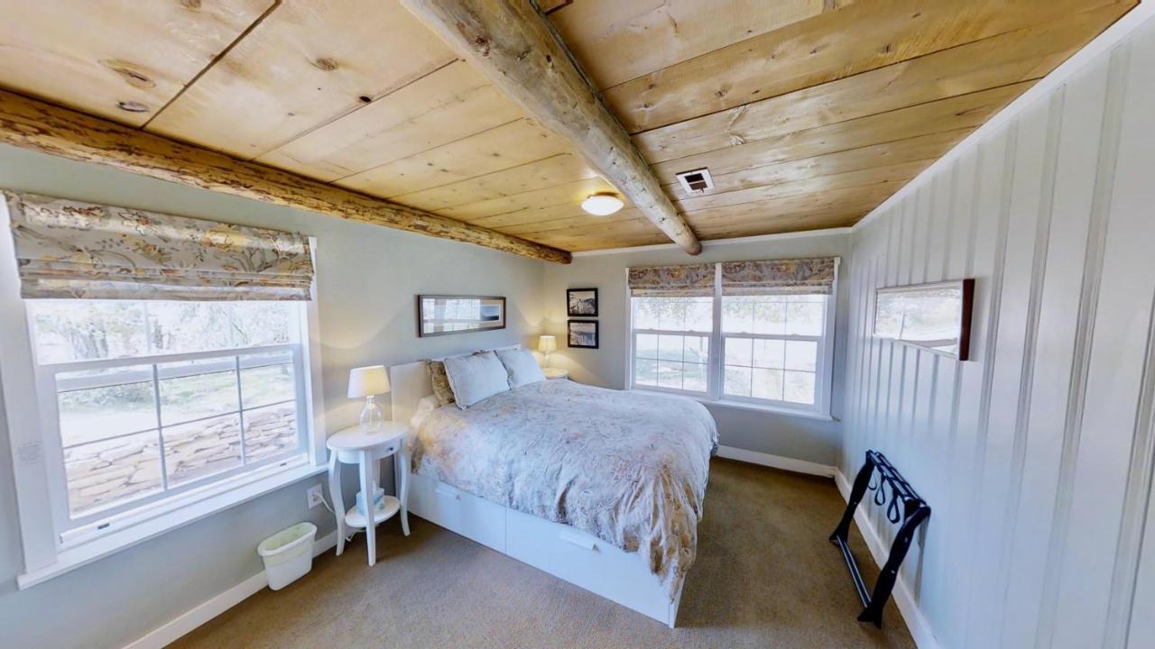 Pack Creek ~ Road House Holiday home *