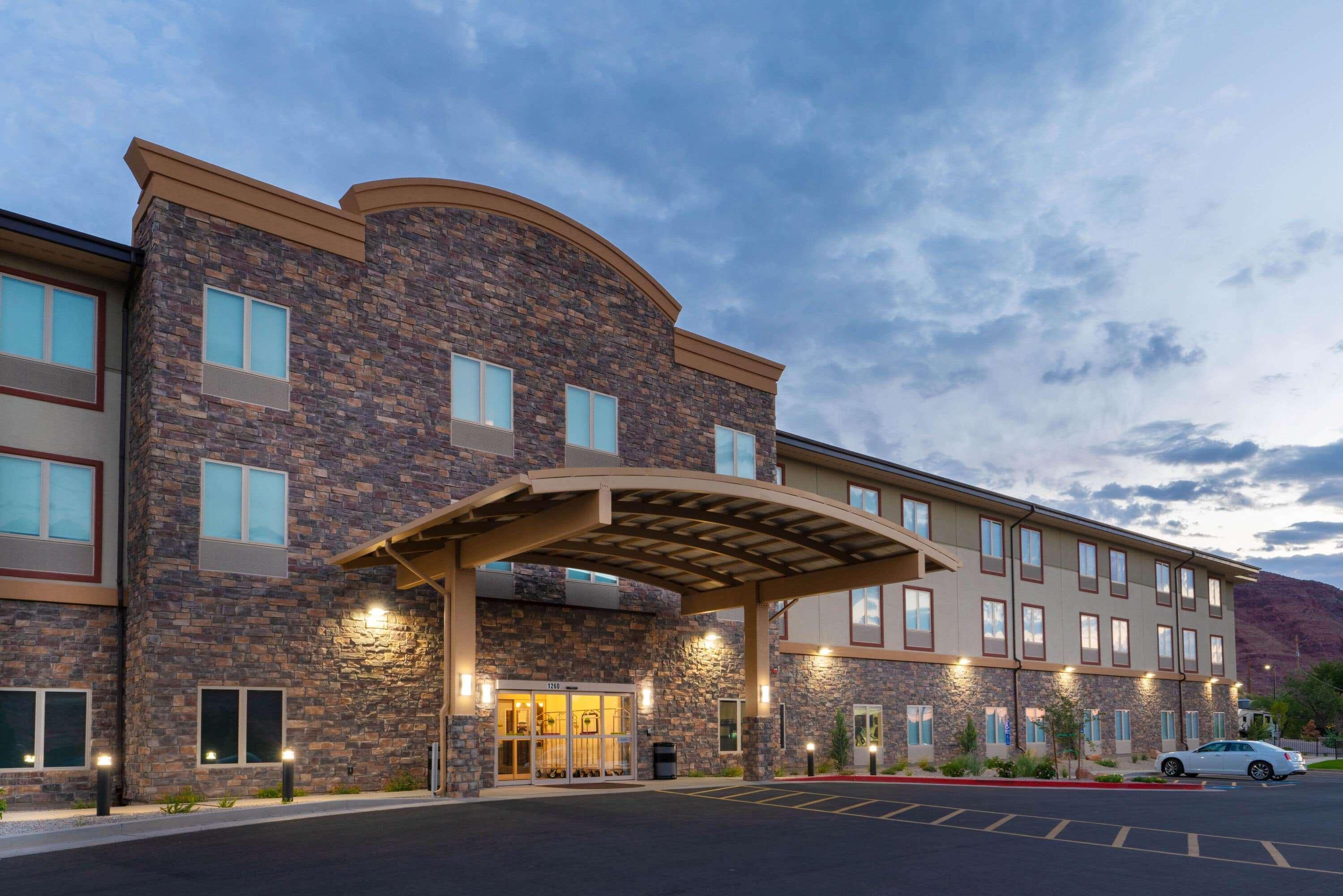 Wingate By Wyndham Hotel 3*