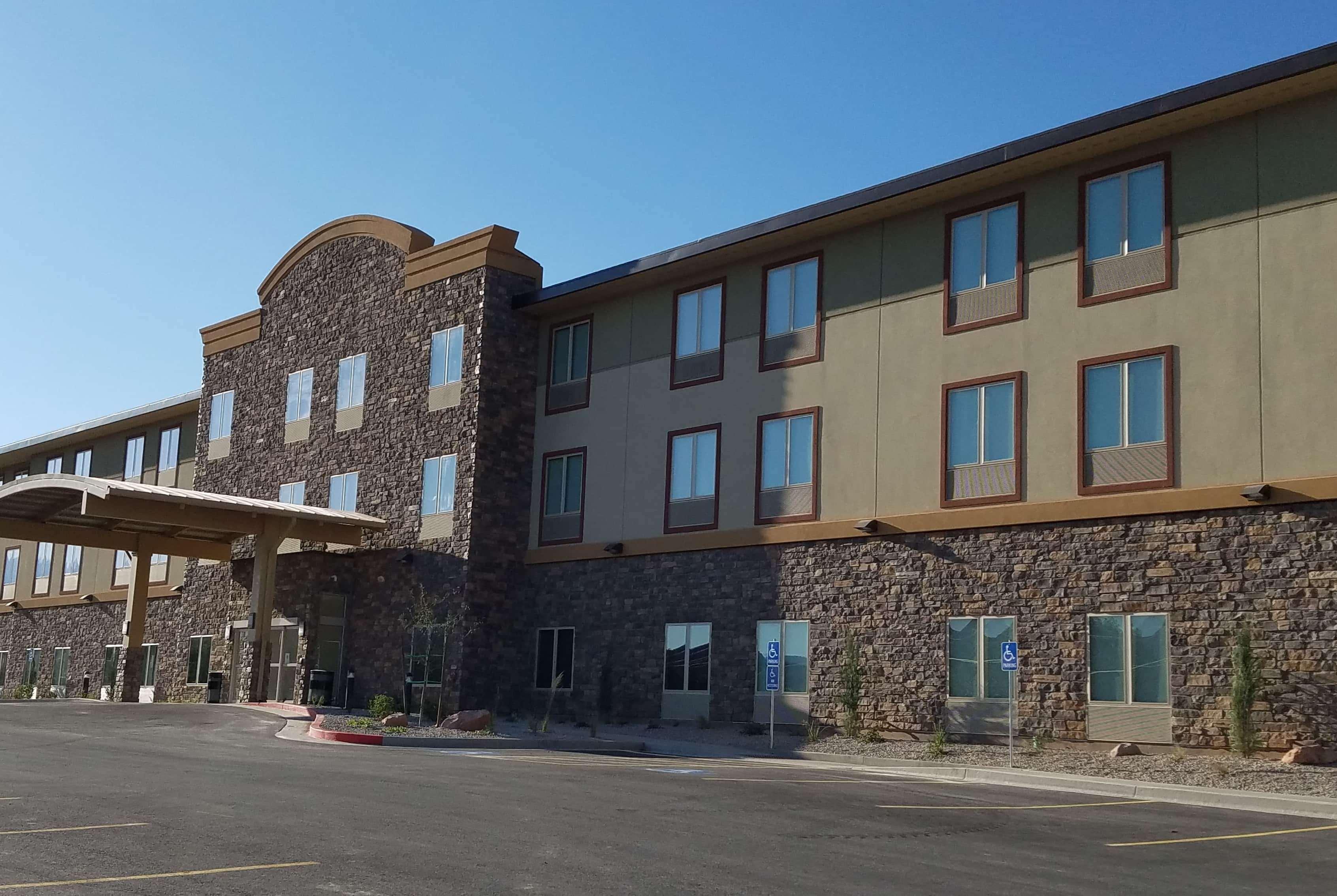 Wingate By Wyndham Hotel