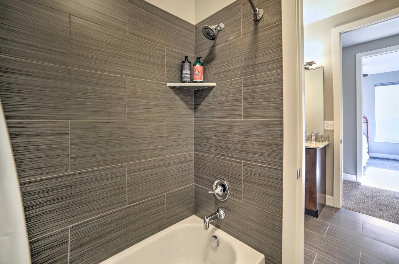 Holiday home Luxury Vacation With Pool Access!