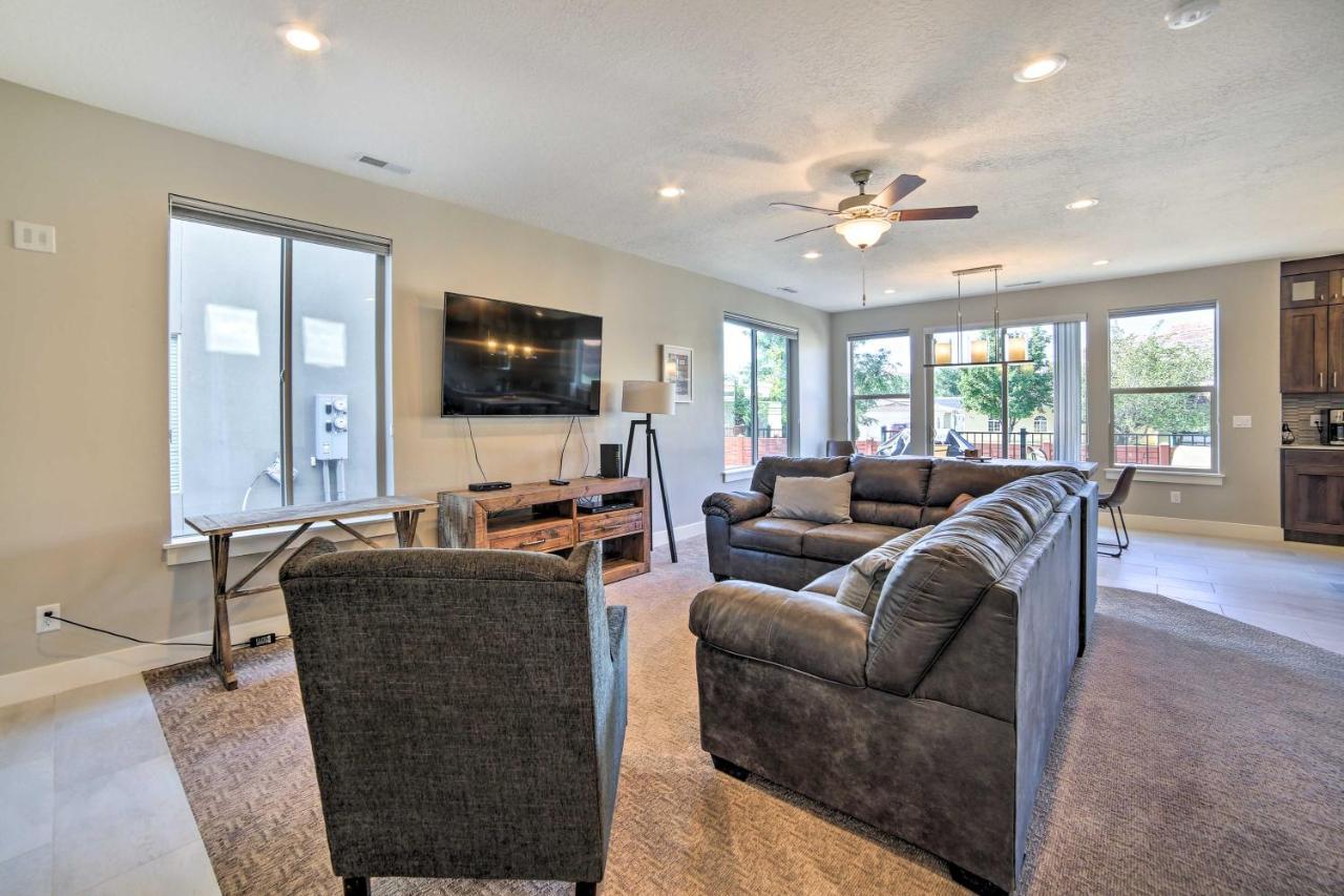 Holiday home Luxury Vacation With Pool Access!